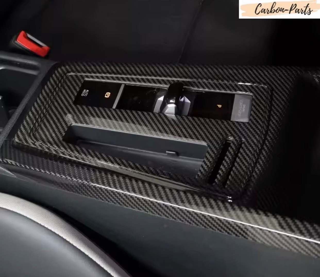 Hochglänzendes Echt Carbon Cover für die Mittelkonsole des Volkswagen Golf 8 für eine hochwertige und sportliche Innenraumoptik.