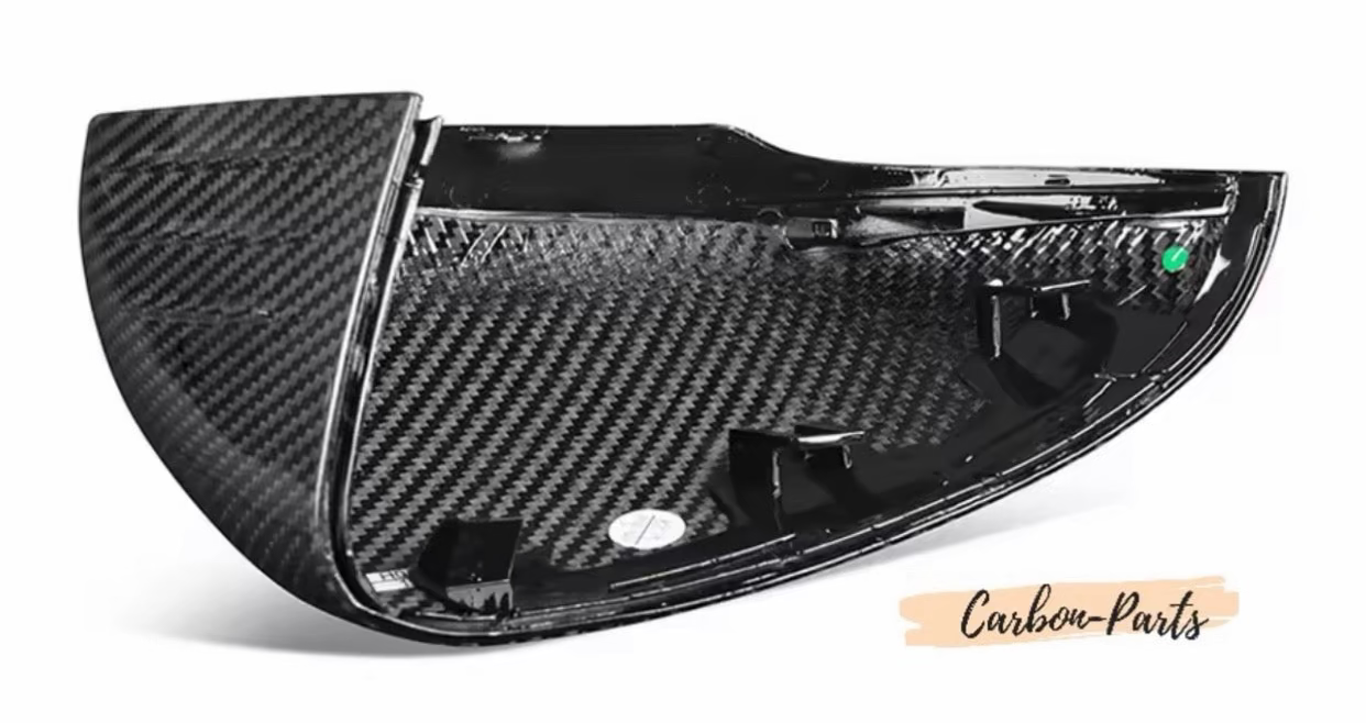 Detail der Carbon-Struktur mit Hochglanz-Finish auf den Spiegelkappen für Mercedes