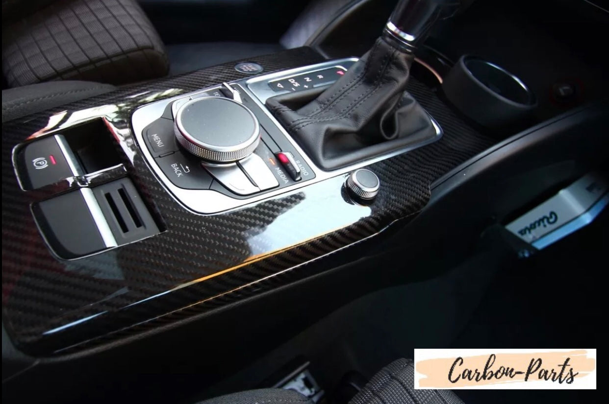 Präzise Kantenführung und perfekte Passform der Carbon-Mittelkonsole Audi 8V.