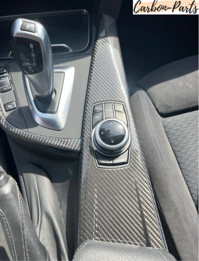 Vollständige Ansicht des Echt-Carbon Mittelkonsolen-Covers für BMW M-Modelle.