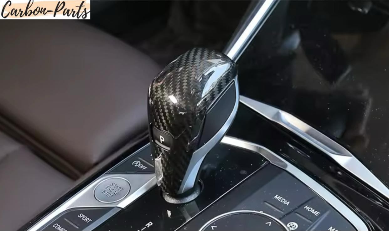 Gesamtansicht des installierten Echt-Carbon Schalthebel-Covers im BMW Cockpit.