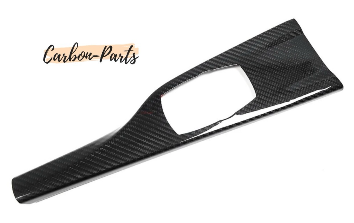 Perfekte Aussparung für den iDrive Controller im BMW F30 Carbon-Cover.