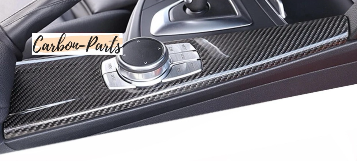 Seitenansicht des Carbon-Covers für die BMW 3er und 4er Mittelkonsole.