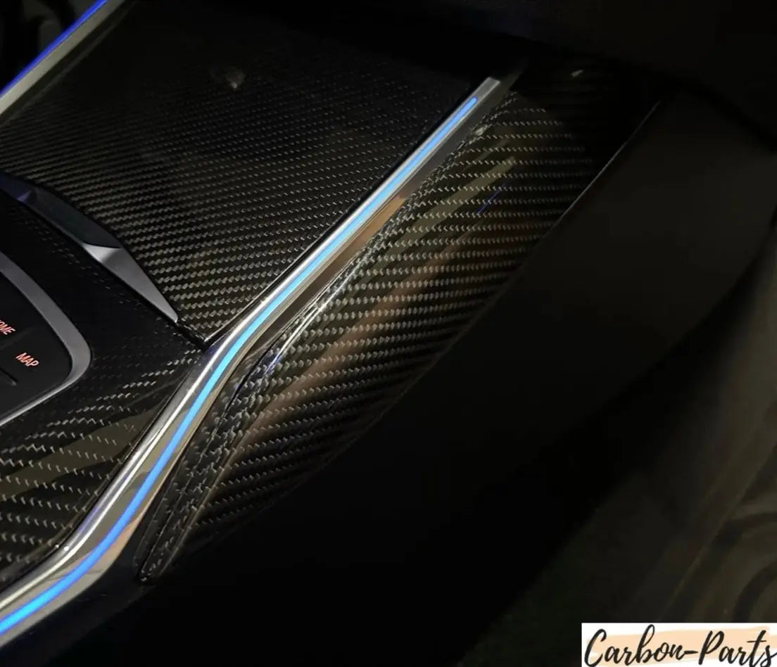 Präzise verarbeitete Carbon-Kniepads für das BMW Interieur von Carbon-Parts-RLP.