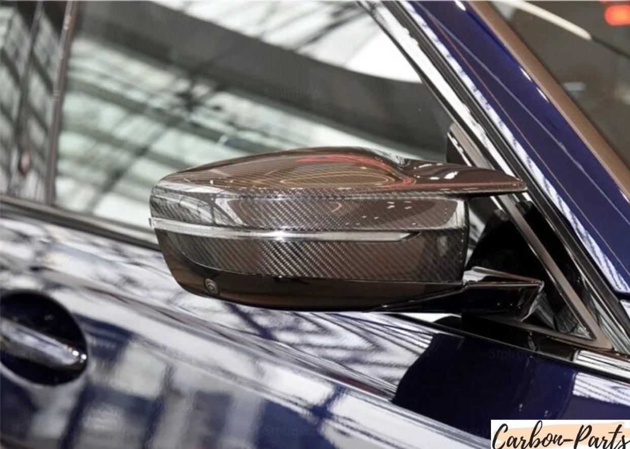 Gesamtansicht der installierten Echt-Carbon M-Optik Spiegelkappen am BMW 3er.