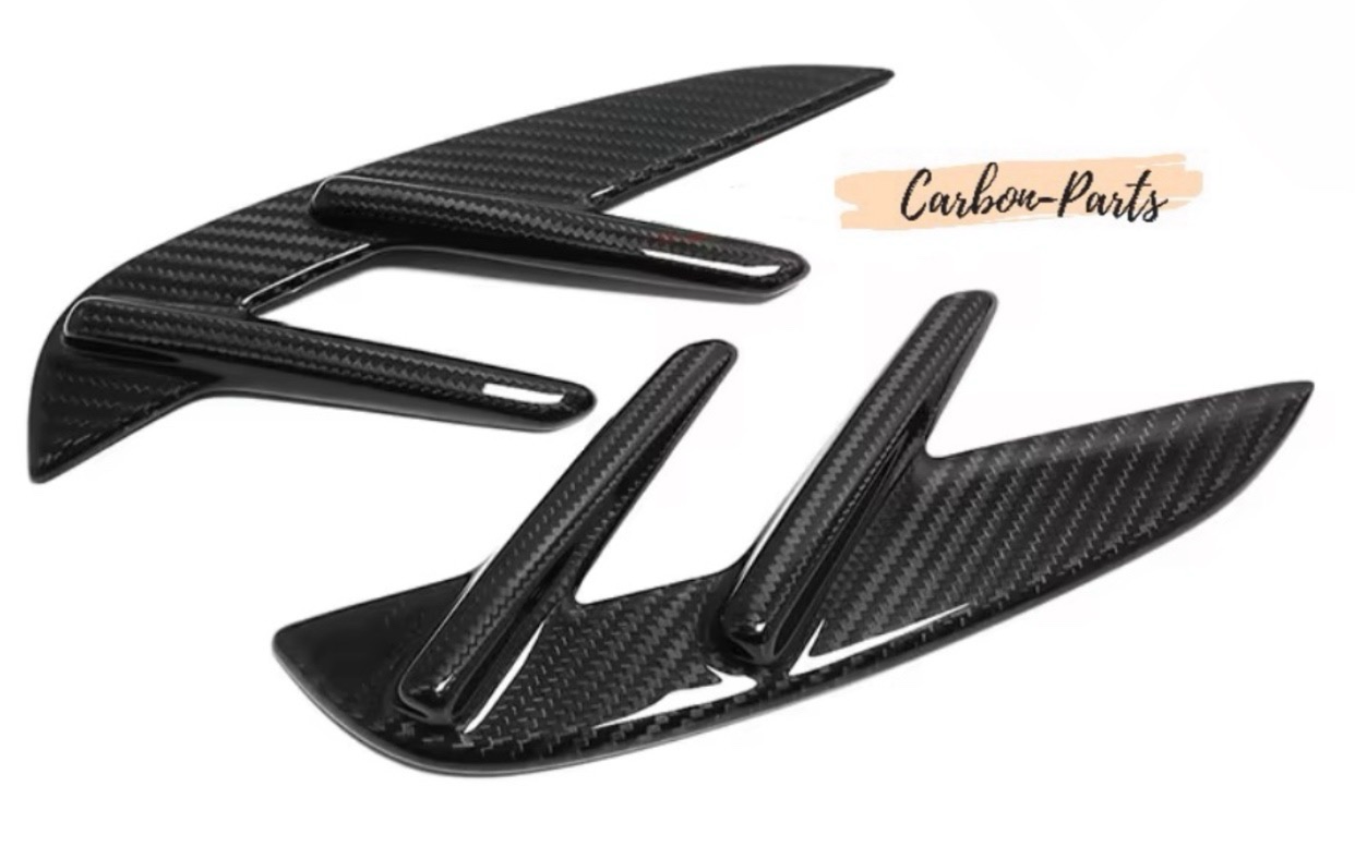 Seitenansicht der installierten Carbon-Zierblenden am BMW M3 G80 und M4 G82.