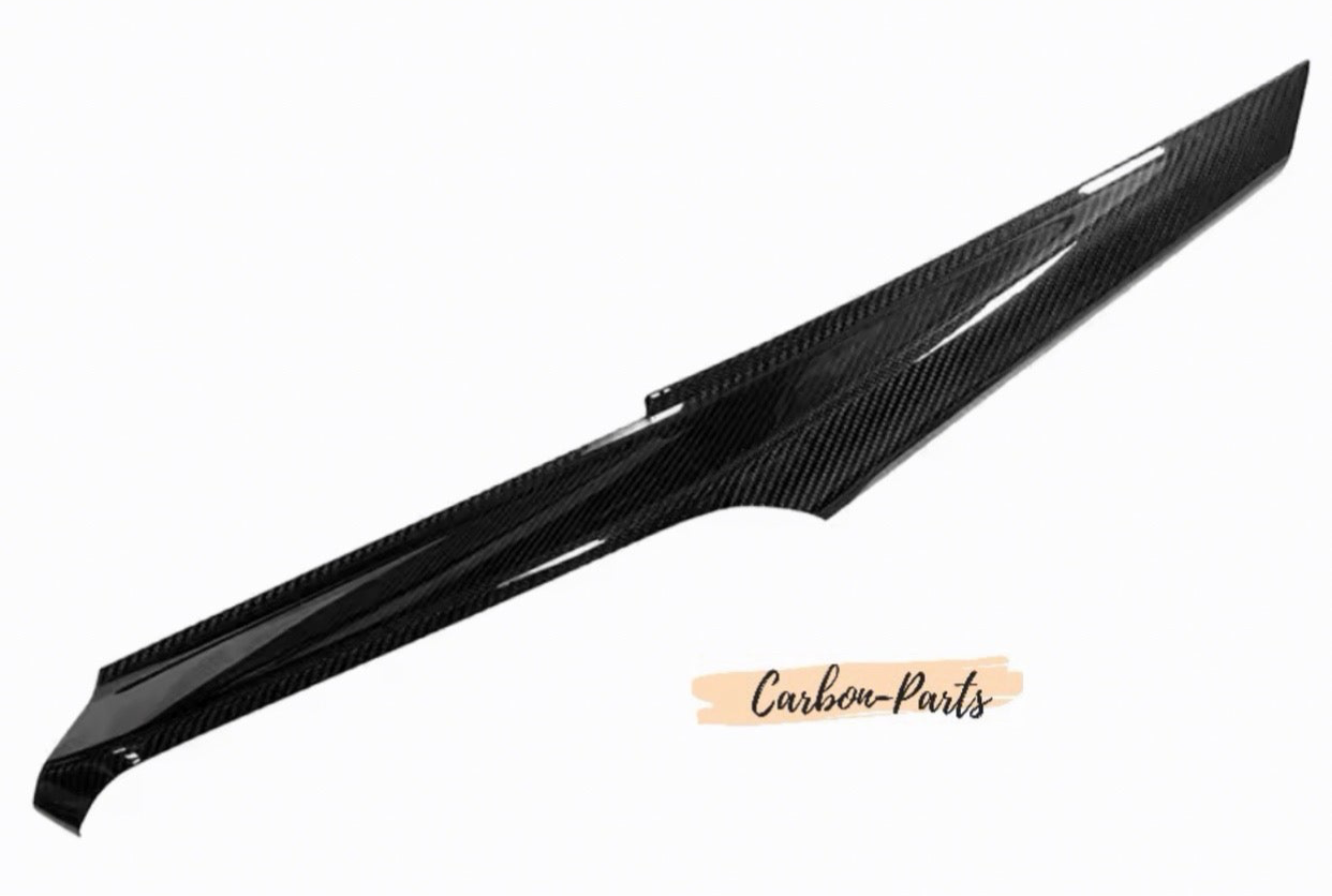 Sportliche Echt-Carbon Veredelung des Armaturenbretts passend für den BMW i4 ab 2025.