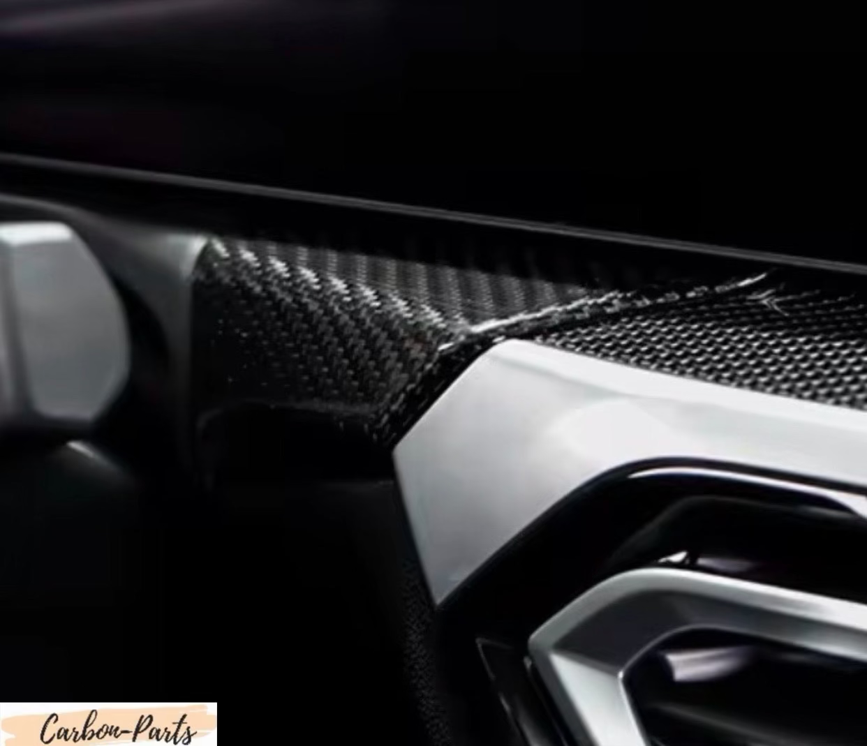 Gesamtansicht des installierten Echt-Carbon Armaturenbrett-Covers im BMW Facelift Cockpit.