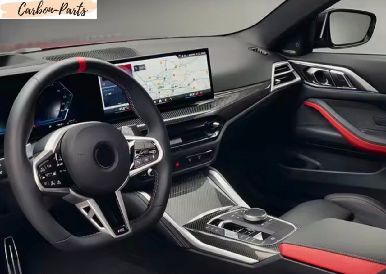 Gesamtansicht der installierten Echt-Carbon Dekorleiste im BMW G-Serie 2025 Innenraum.