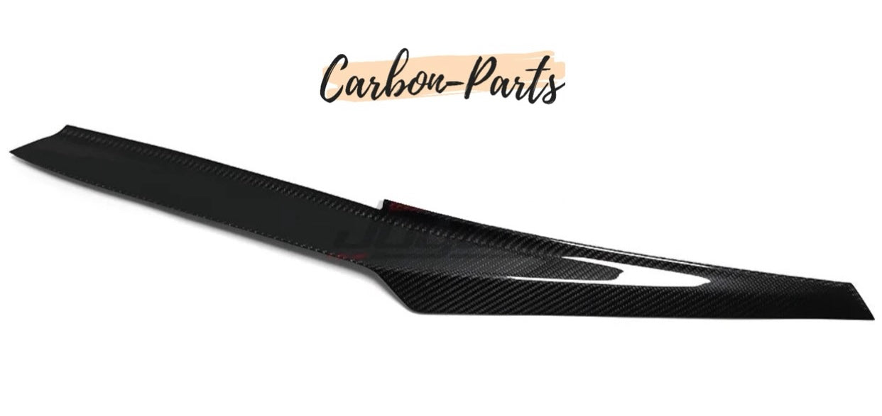 Hochwertige Echt-Carbon Dekorleiste für das Cockpit im BMW M2 G87, M3 G80 und M4 G82.