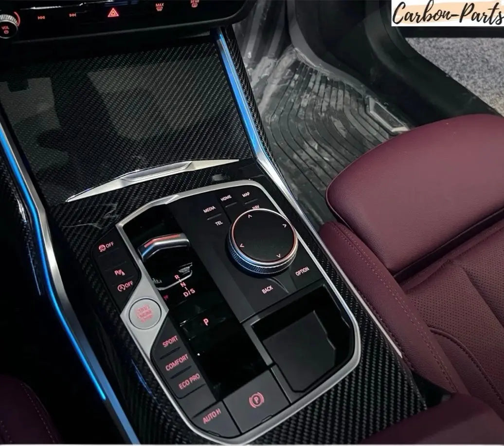 Gesamtansicht der installierten Echt-Carbon Mittelkonsole im BMW M3 Touring.