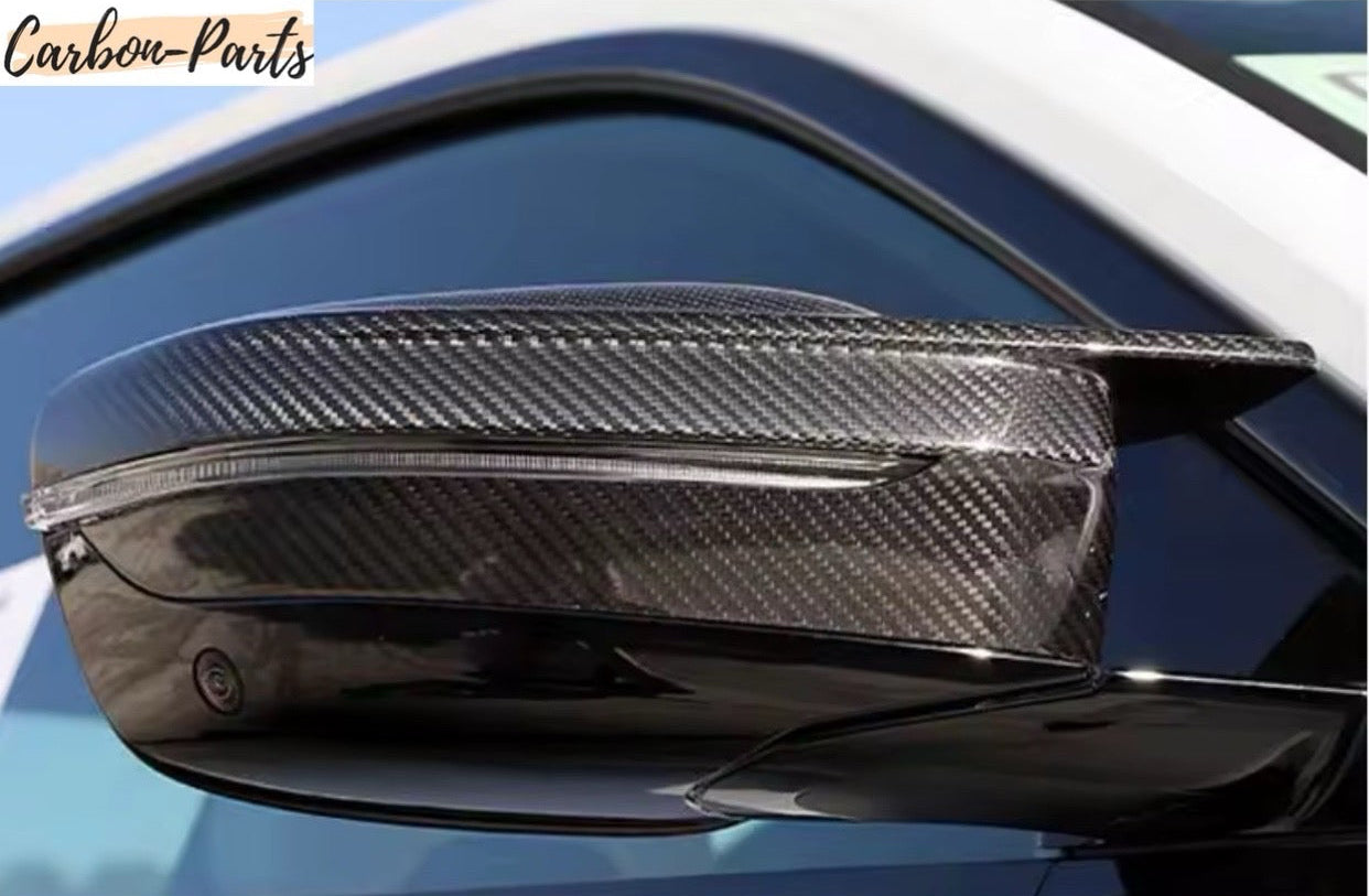 Gesamtansicht der installierten Echt-Carbon Spiegelkappen am BMW M4 Cabrio.