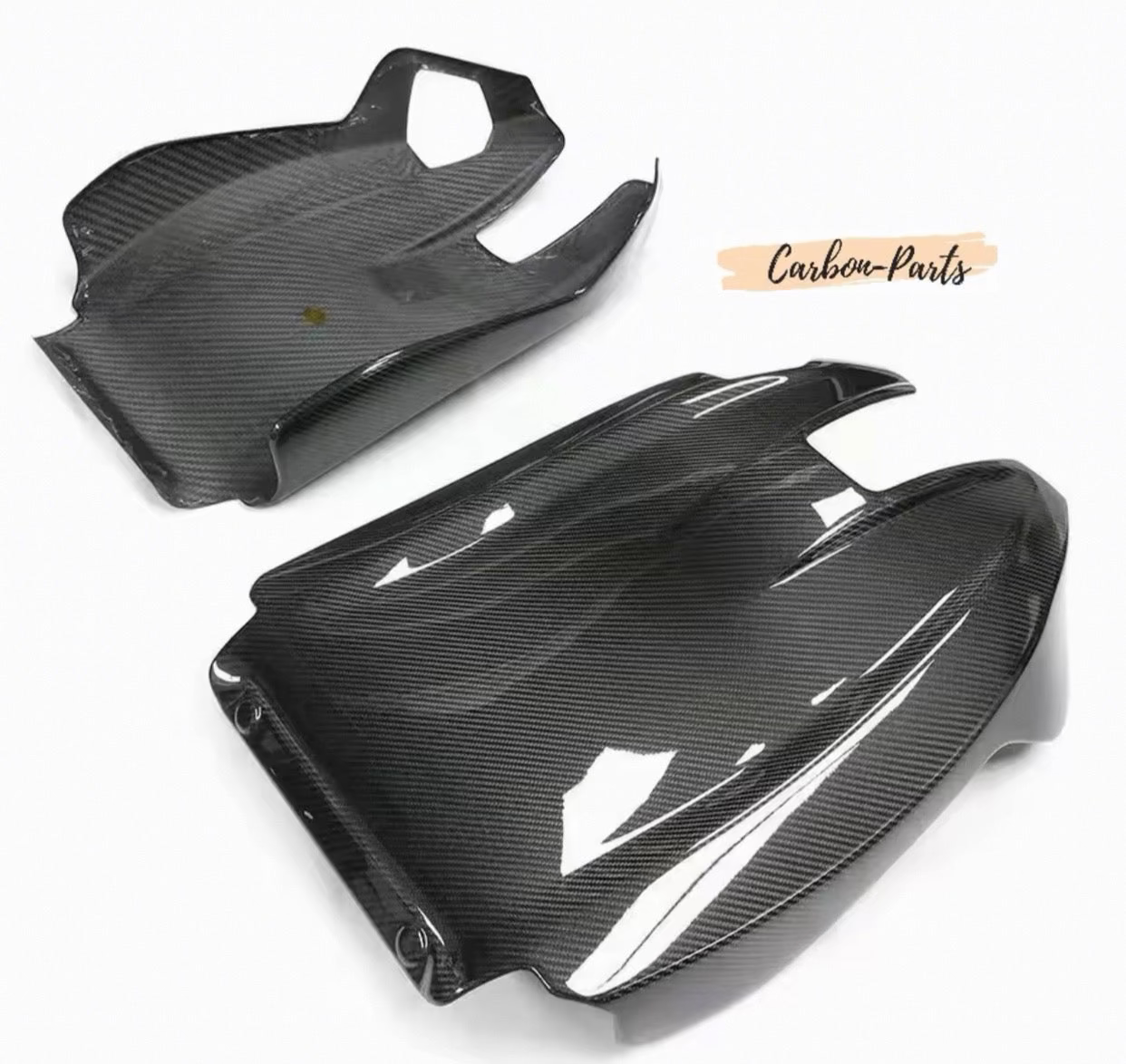 Luxuriöses Echt-Carbon Set für die Sitzrückseiten des BMW M8 F91 / F92.