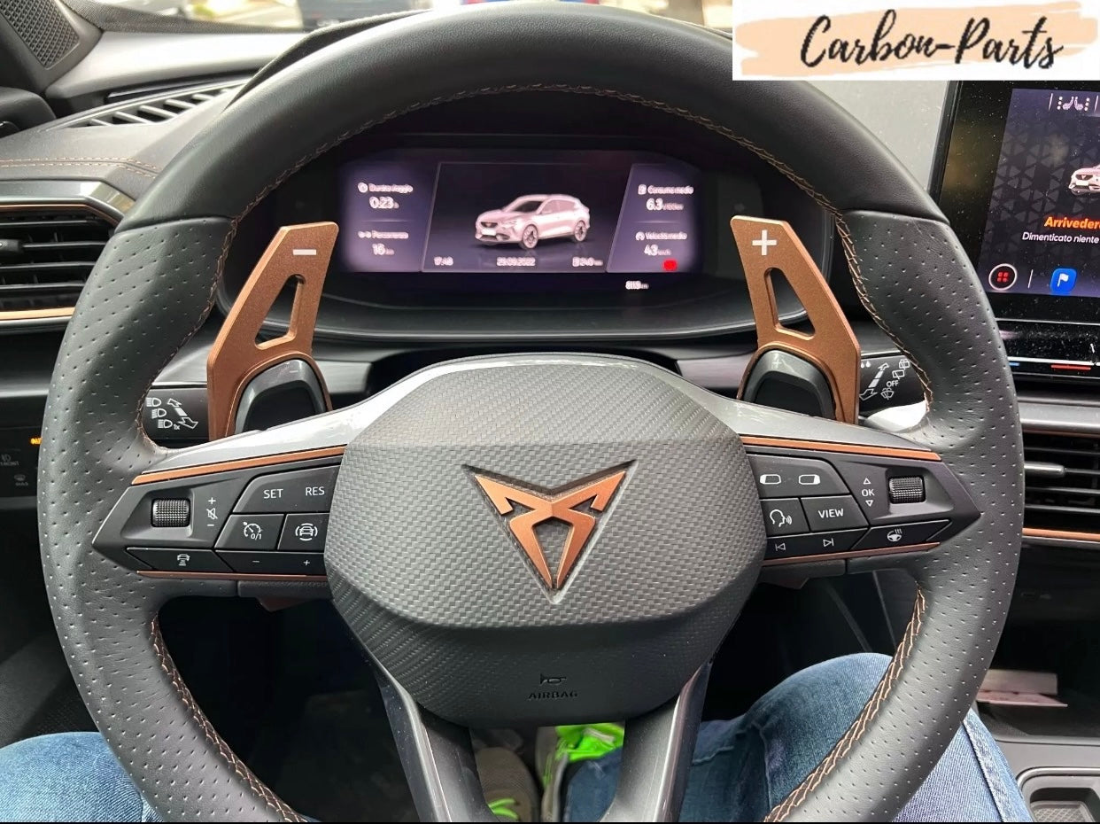 Vollständige Ansicht der montierten Kupfer-Schaltwippen im Cupra Formentor Cockpit.