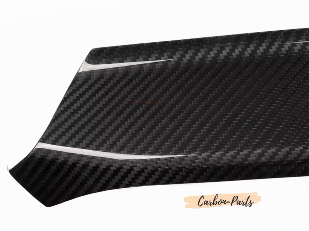 Hochpräzise Kantenverarbeitung der Echt-Carbon Dekorleiste für BMW G-Modelle.
