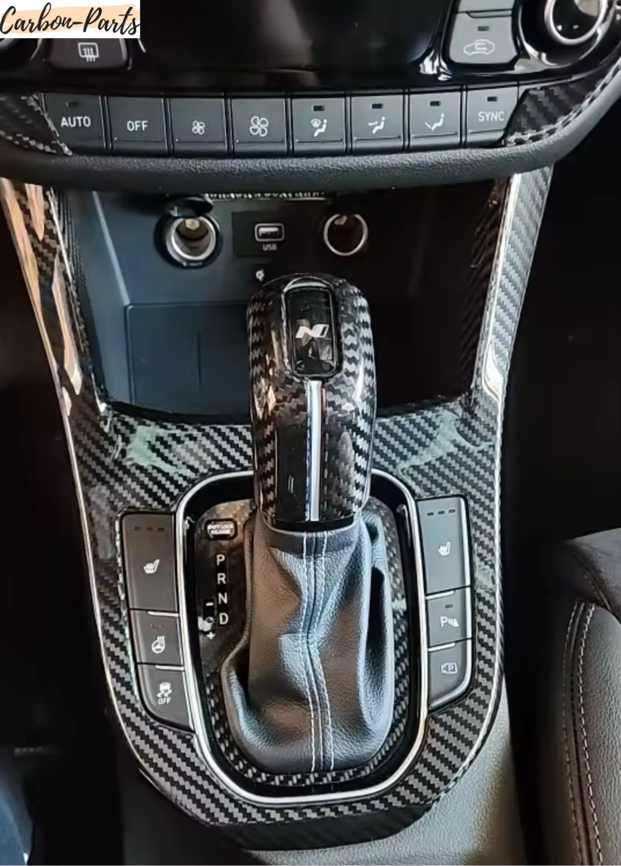 Vollständige Ansicht der installierten Echt-Carbon Mittelkonsole im Hyundai i30 N.