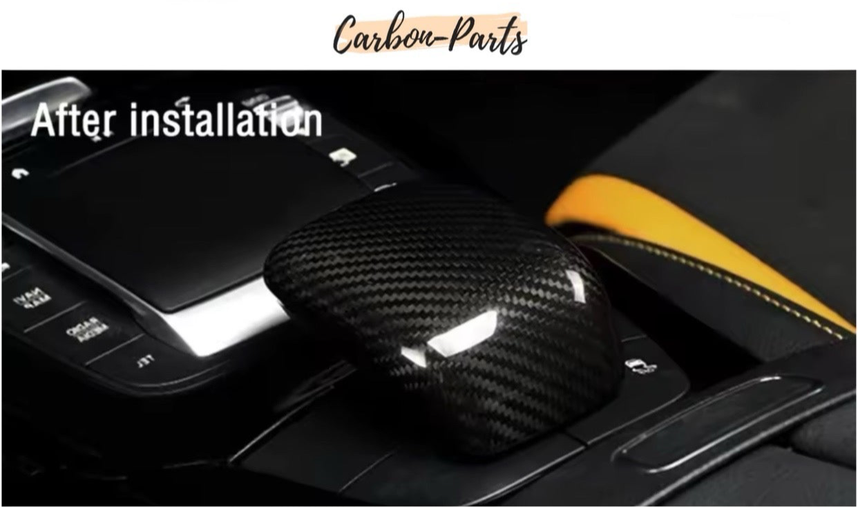 Gesamtansicht des installierten Echt-Carbon Schaltknauf-Covers im Mercedes Cockpit.