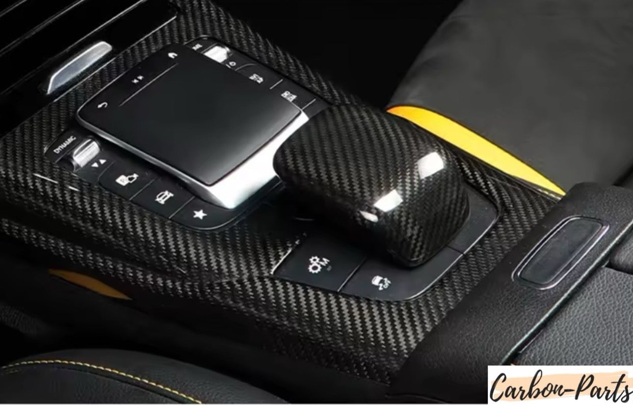 Sportliche Echt-Carbon Veredelung für den Wählhebel im Mercedes CLA Coupé.