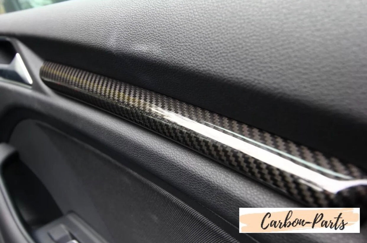 Einbaufertige Carbon-Leisten für Audi A3 8V mit präziser Passform für die Türpappen.