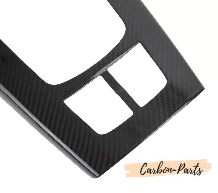 Detailaufnahme der 3K Carbon-Struktur auf dem Audi 8V Mittelkonsolen-Dekor.