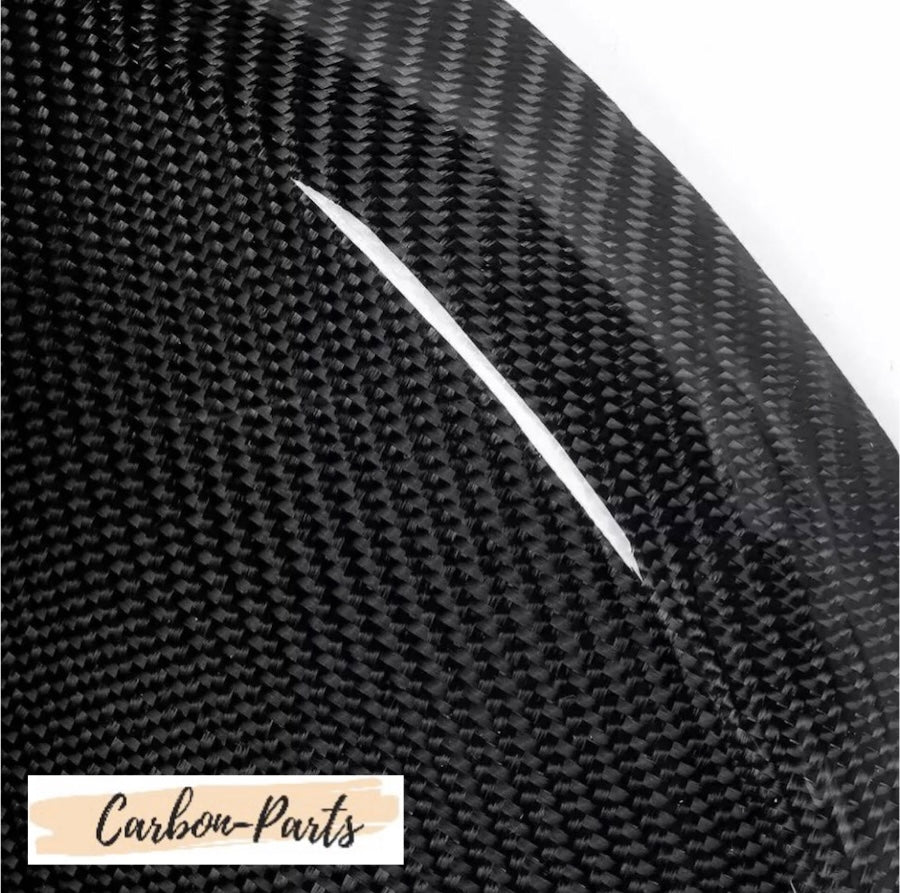 Detailaufnahme der 3K Carbon-Struktur mit Hochglanz-Finish für Audi 8V.