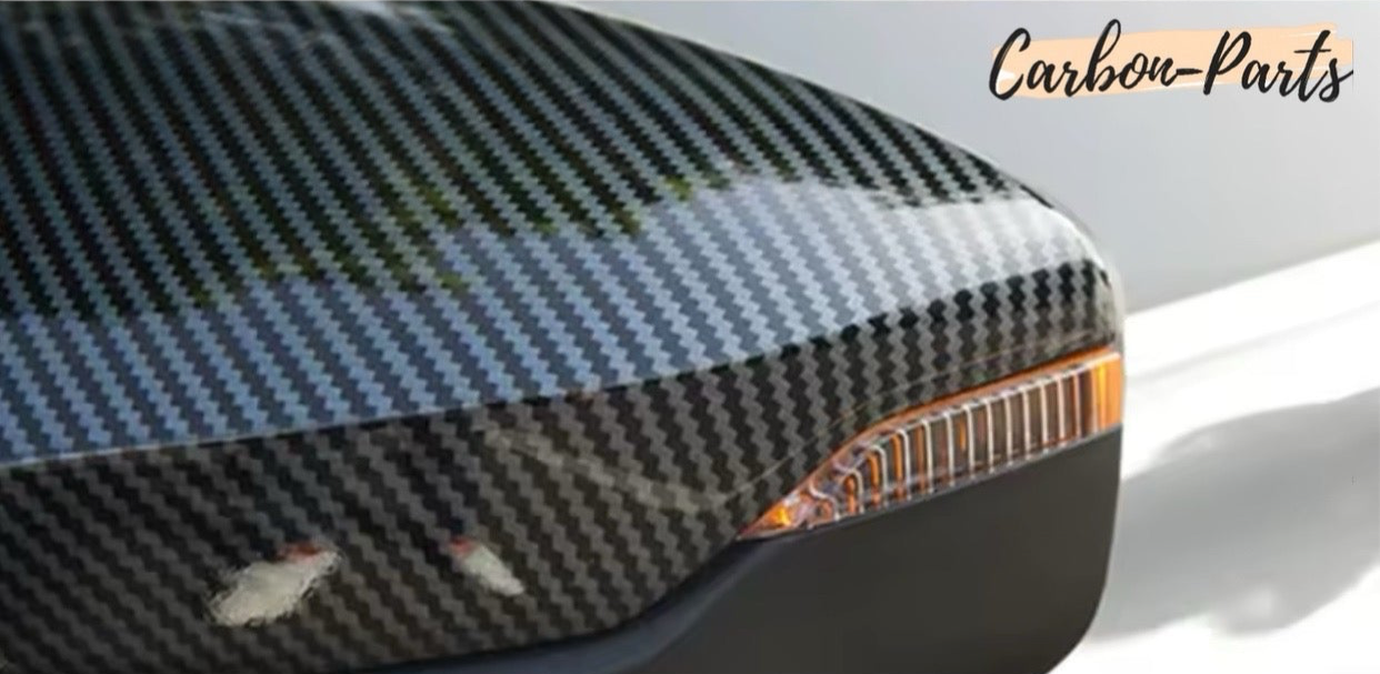 Detailaufnahme der Carbon-Optik Struktur für die Audi 8Y Spiegelabdeckungen.