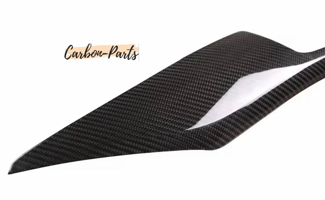 Detailansicht der 3K Sichtcarbon-Struktur für die BMW F-Serie Armaturenbrett-Leiste.