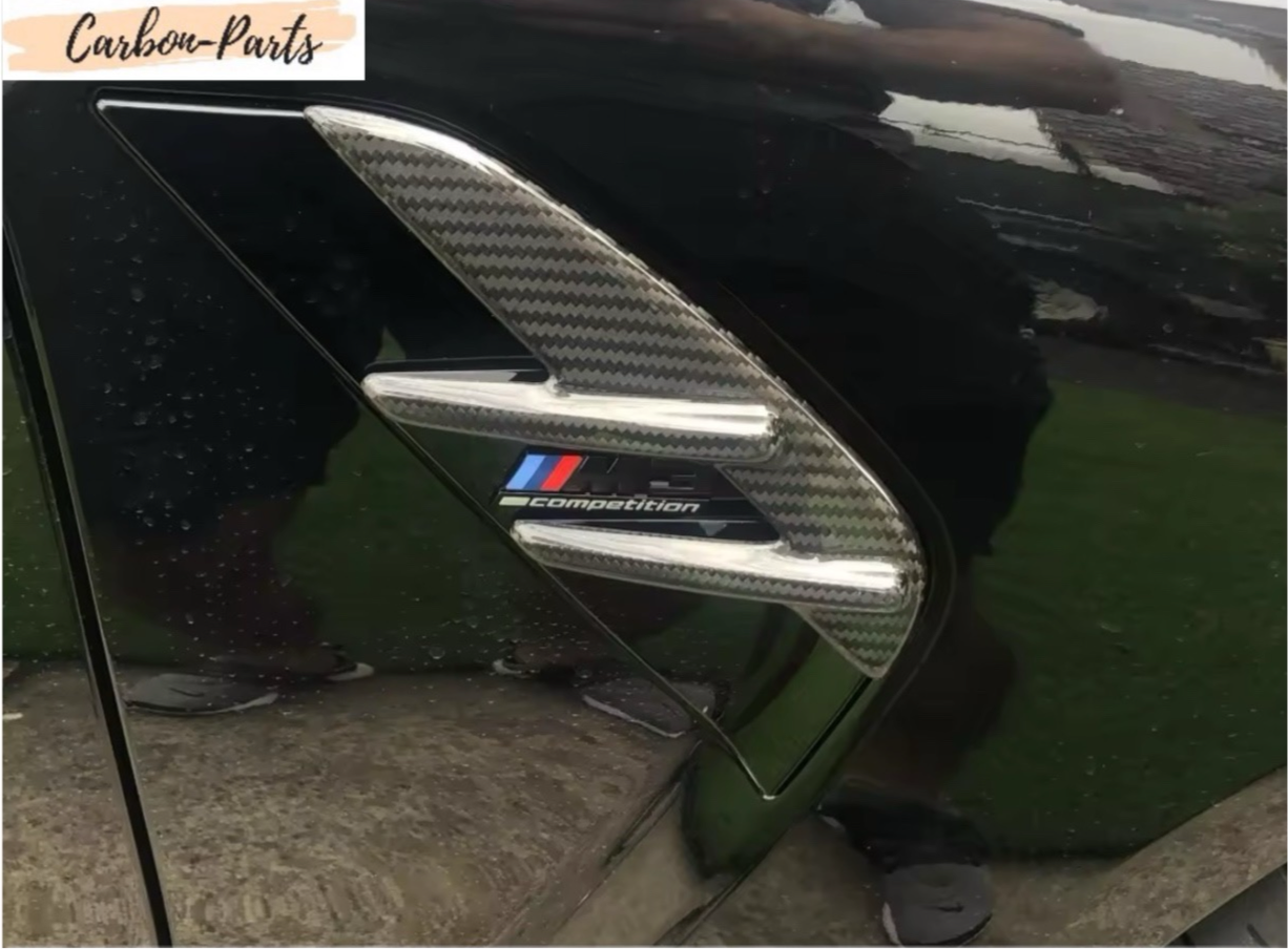 Detailansicht der 3K Sichtcarbon-Struktur für BMW M3/M4 Kotflügel-Zierblenden.