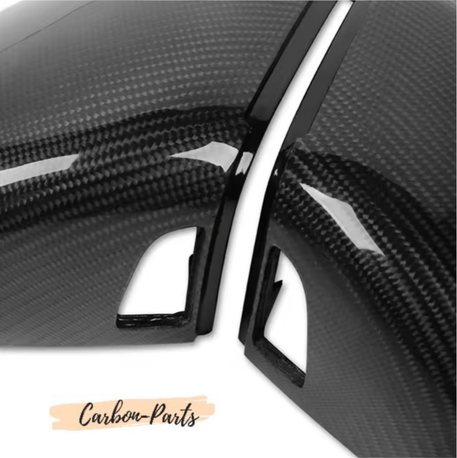 Detailansicht der 3K Sichtcarbon-Struktur für VW Golf 8 Spiegelkappen.