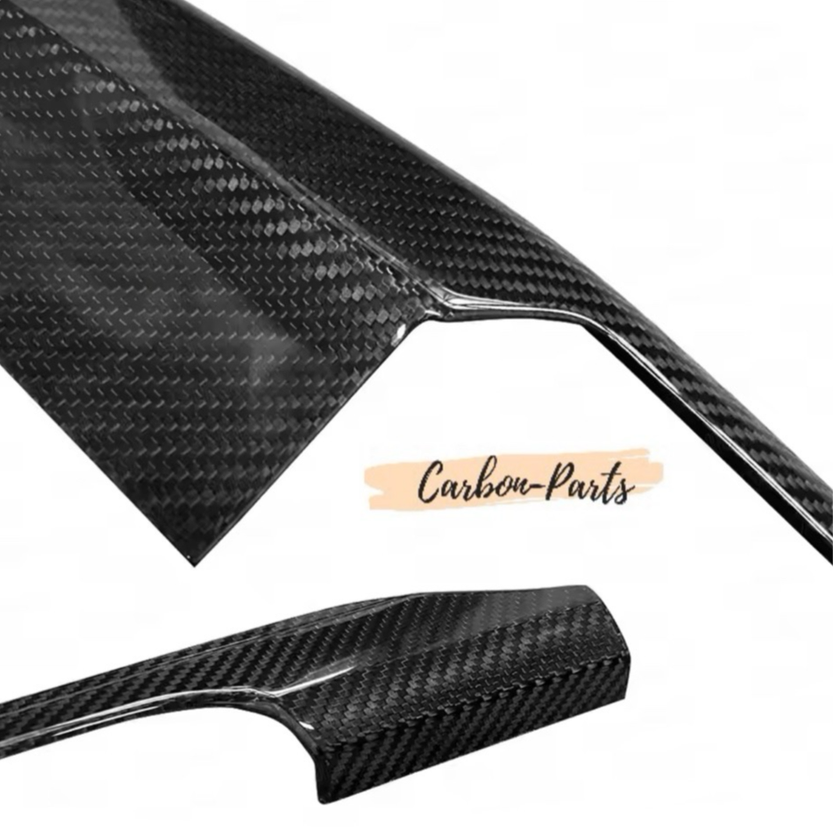 Detailansicht der 3K Sichtcarbon-Struktur auf dem VW Golf 8 Armaturenbrett.