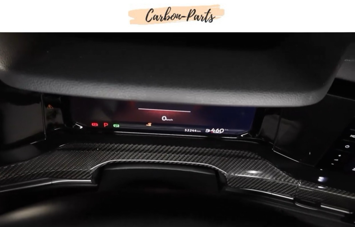 Millimetergenaue Passform der Carbon-Abdeckung am VW Golf 8 Armaturenbrett.