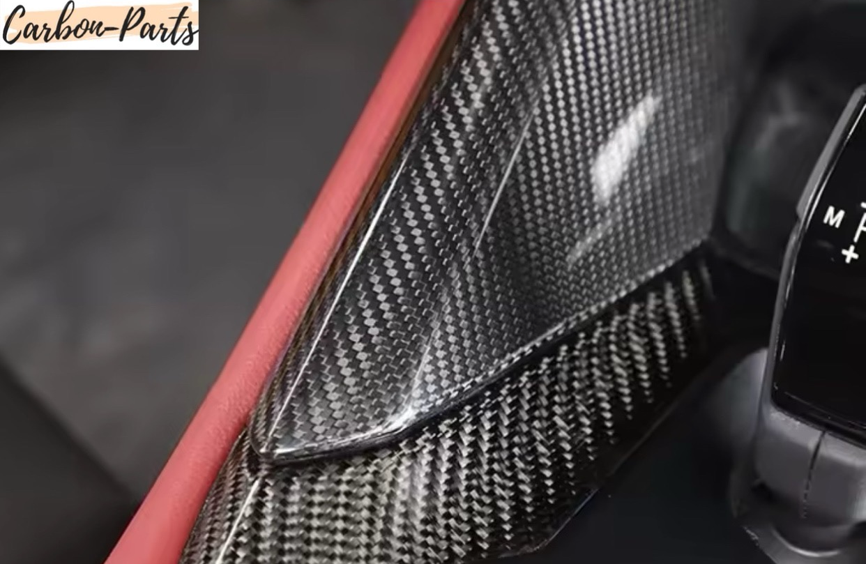 Millimetergenaue Passform des Carbon-Covers auf der originalen Supra Mittelkonsole.