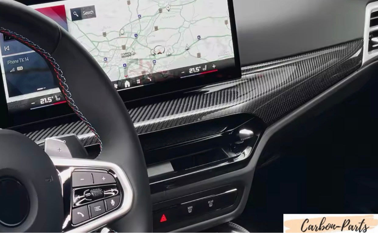 Millimetergenaue Passform der Carbon-Leiste unter dem BMW Curved Display (Modell 2025).