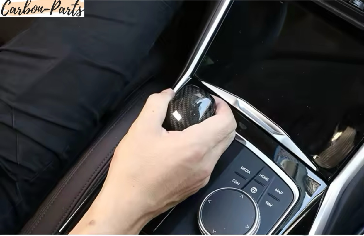 Millimetergenaue Passform der Carbon-Abdeckung am originalen BMW Wählhebel.
