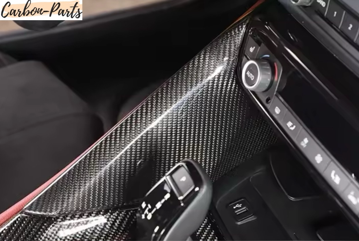 Gesamtansicht der installierten Echt-Carbon Mittelkonsole in der GR Supra.