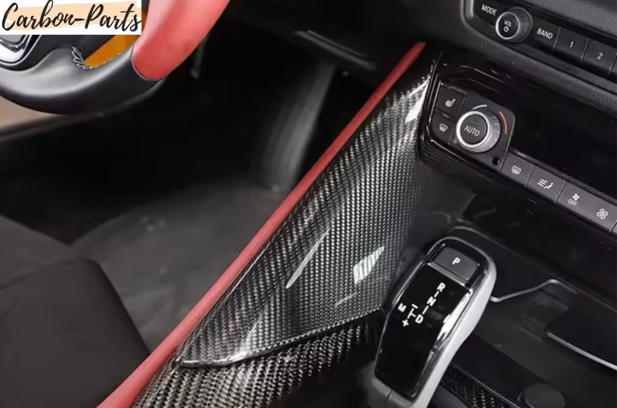 Perspektivische Ansicht der Carbon-Mittelkonsole für Toyota GR Supra.