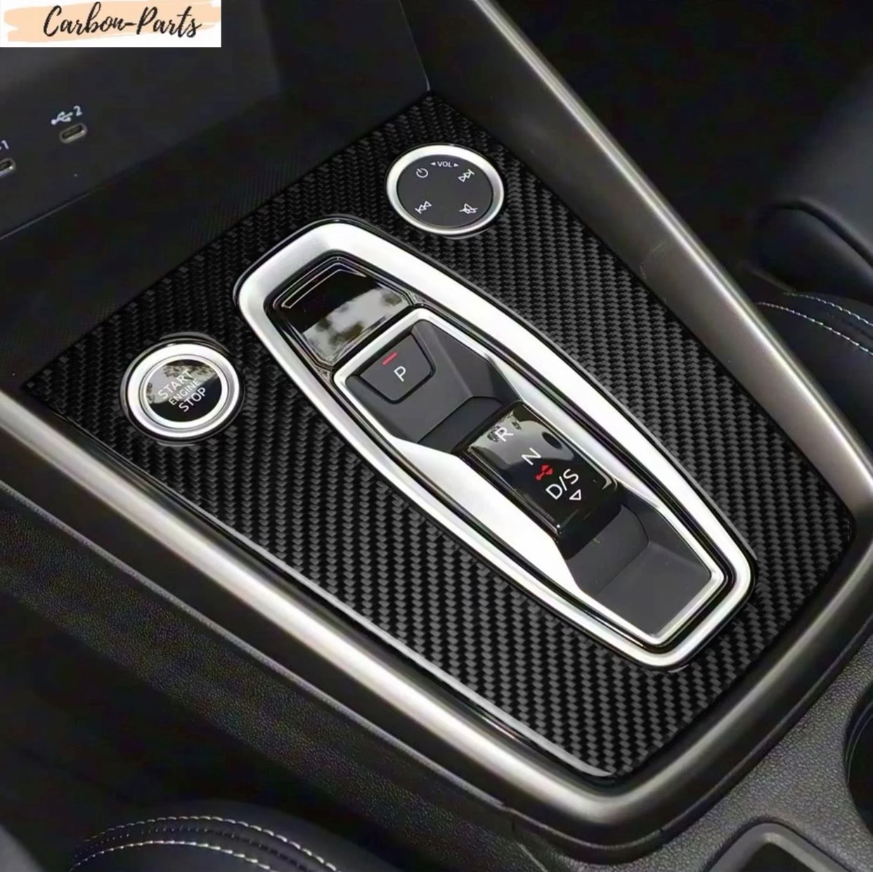 Optischer Vergleich: Kratzempfindlicher Serien-Klavierlack vs. Echt-Carbon Upgrade im Audi.⁠