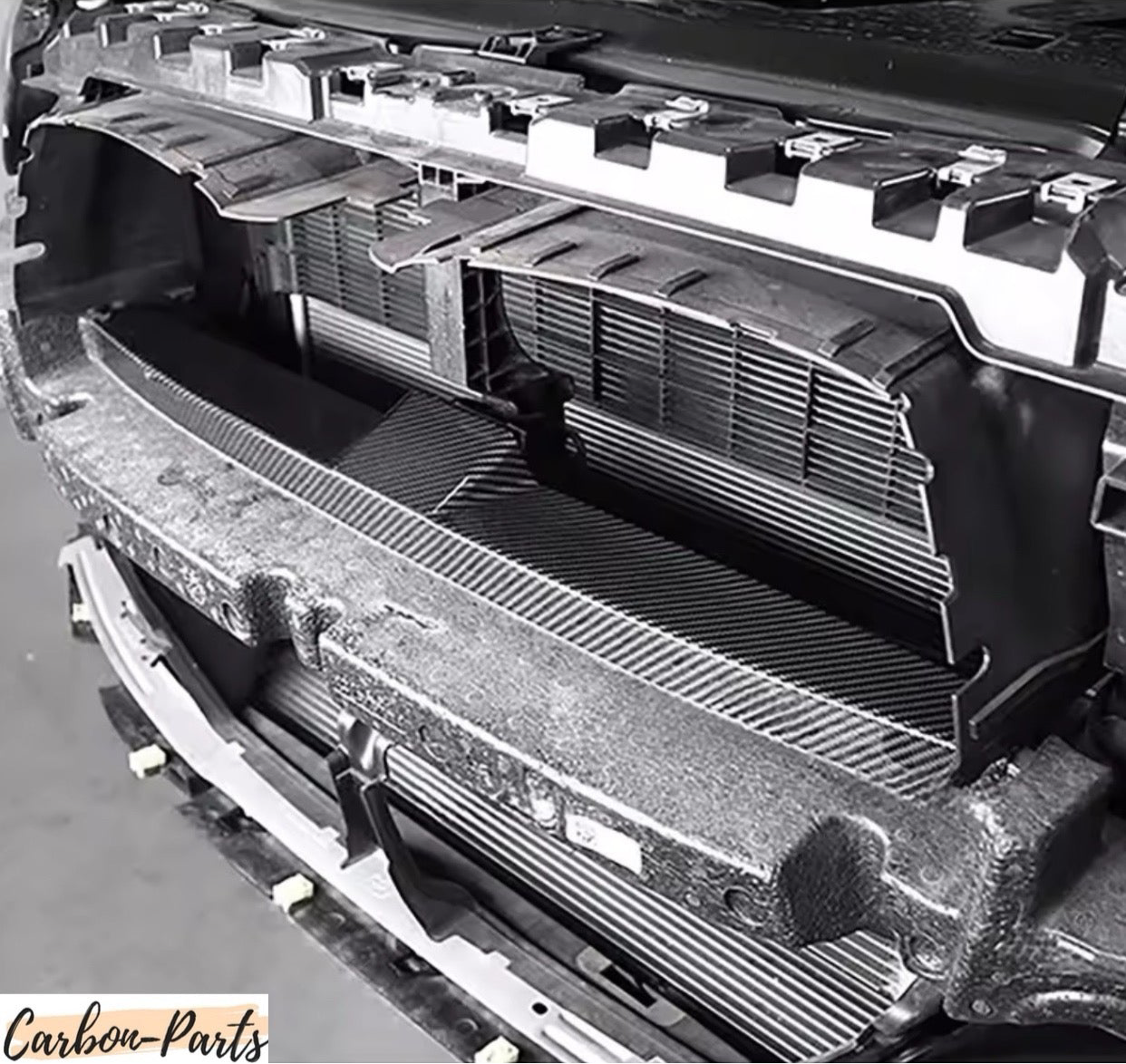 Vorher-Nachher Vergleich: Grauer Prallschutz vs. Carbon-Optik Cover hinter den BMW Nieren.