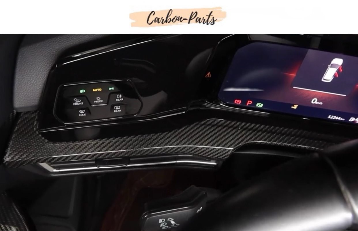 Präzise Aussparungen für die Lüftungsdüsen im VW Golf 8 Carbon-Cover.